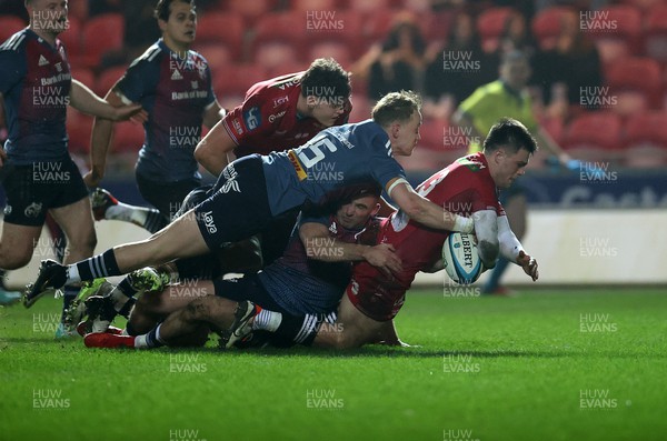160224 - Scarlets v Munster - United Rugby Championship - Joe Roberts of Scarlets makes a break to score a try