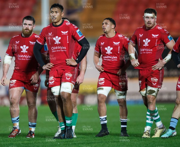 160224 - Scarlets v Munster - United Rugby Championship - Sam Lousi of Scarlets and the Scarlets pack walk towards a line out