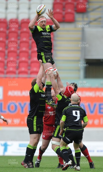 16.04.11 - Scarlets v Munster - Magners League - Mick O'Driscoll of Munster takes line-out ball. 