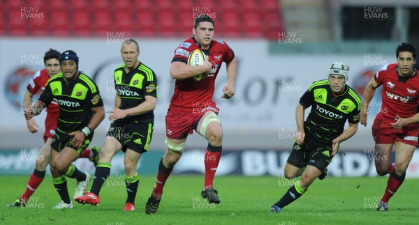 16.04.11 - Scarlets v Munster - Magners League - Rob McCusker of Scarlets gets into space. 