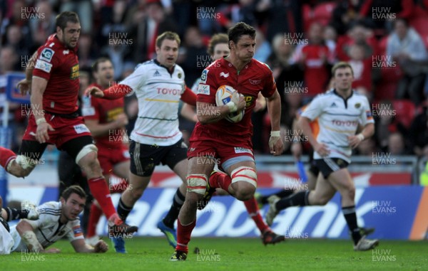 210412 - Scarlets v Munster - RaboDirect PRO12 -Aaron Shingler of Scarlets runs in to score try