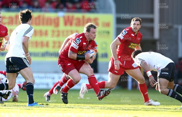 210412 - Scarlets v MunsterScarlets Matthew Rees looks for a way through