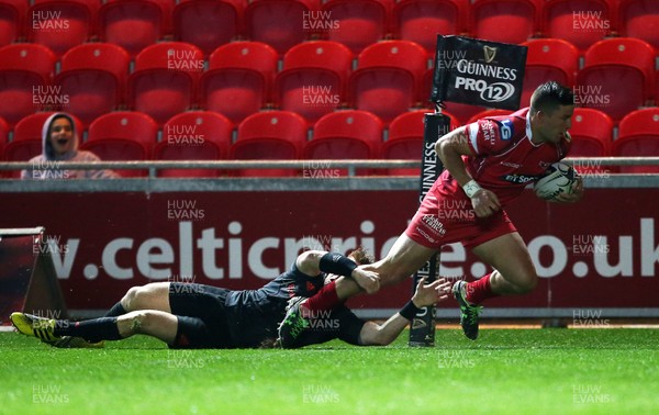 231015 - Scarlets v Munster - Guinness PRO12 - DTH van der Merwe of Scarlets scores a try early in the second half