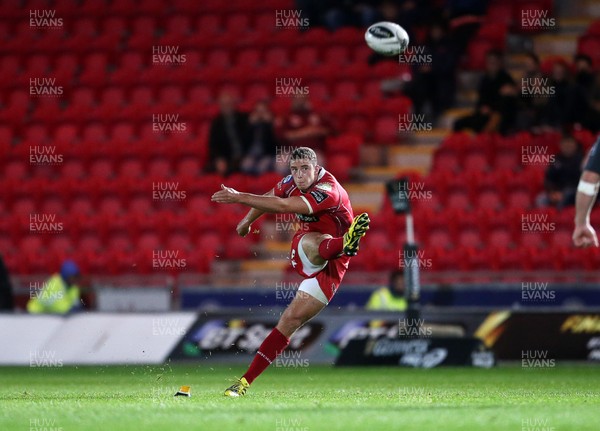 231015 - Scarlets v Munster - Guinness PRO12 - Steven Shingler of Scarlets kicks a penalty to win the game