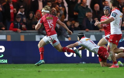 270925 - Scarlets v Munster, United Rugby Championship - Blair Murray of Scarlets races in to score try