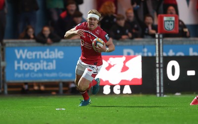 270925 - Scarlets v Munster, United Rugby Championship - Blair Murray of Scarlets races in to score try