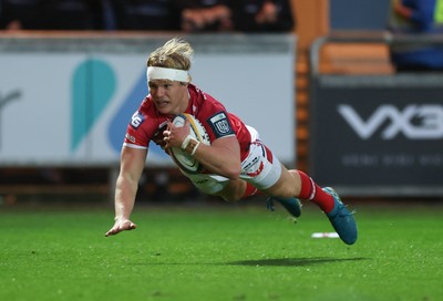 270925 - Scarlets v Munster, United Rugby Championship - Blair Murray of Scarlets races in to score try