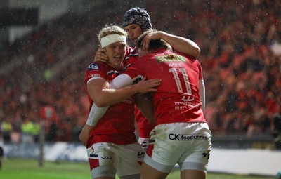 270925 - Scarlets v Munster, United Rugby Championship - Ellis Mee of Scarlets is congratulated by Blair Murray of Scarlets after scoring try
