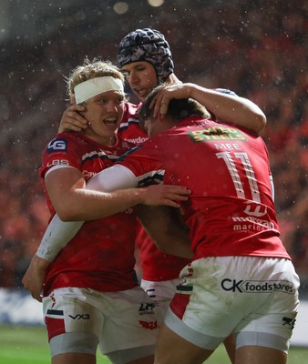 270925 - Scarlets v Munster, United Rugby Championship - Ellis Mee of Scarlets is congratulated by Blair Murray of Scarlets after scoring try