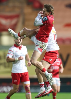 270925 - Scarlets v Munster, United Rugby Championship - Ellis Mee of Scarlets wins the high ball
