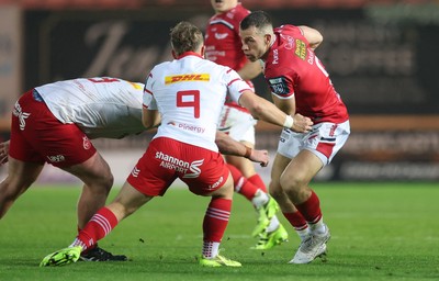 270925 - Scarlets v Munster, United Rugby Championship - Gareth Davies of Scarlets takes on Craig Casey of Munster