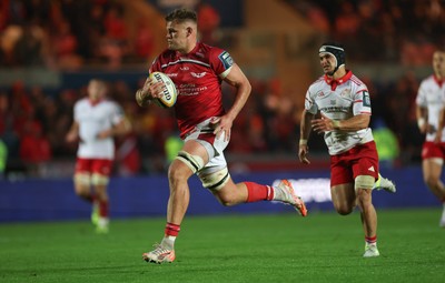 270925 - Scarlets v Munster, United Rugby Championship -Taine Plumtree of Scarlets races in to score try