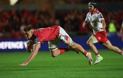 270925 - Scarlets v Munster, United Rugby Championship -Taine Plumtree of Scarlets races in to score try