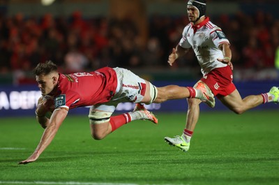 270925 - Scarlets v Munster, United Rugby Championship -Taine Plumtree of Scarlets races in to score try