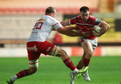 270925 - Scarlets v Munster, United Rugby Championship - Joe Roberts of Scarlets takes on Gavin Coombes of Munster