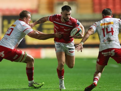 270925 - Scarlets v Munster, United Rugby Championship - Joe Roberts of Scarlets takes on Gavin Coombes of Munster