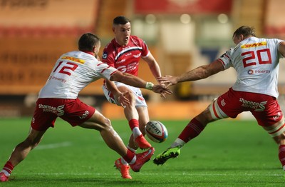 270925 - Scarlets v Munster, United Rugby Championship - Dane Blacker of Scarlets sets up an attack