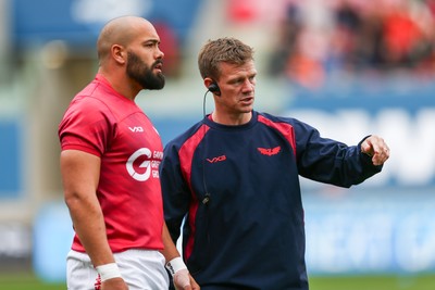 270925 - Scarlets v Munster - United Rugby Championship - Scarlets head coach Dwayne Peel talks with Josh Macleod of Scarlets during the warm up