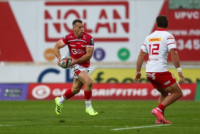 270925 - Scarlets v Munster - United Rugby Championship - Gareth Davies of Scarlets on the attack