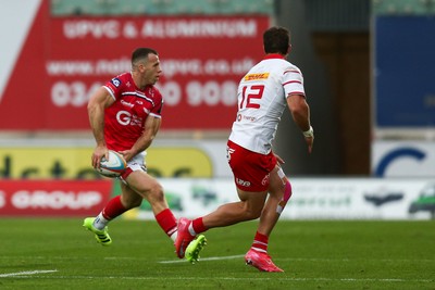 270925 - Scarlets v Munster - United Rugby Championship - Gareth Davies of Scarlets on the attack