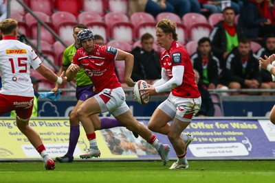 270925 - Scarlets v Munster - United Rugby Championship - Ellis Mee of Scarlets