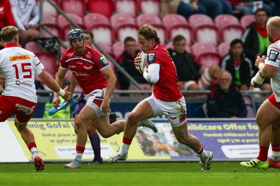 270925 - Scarlets v Munster - United Rugby Championship - Ellis Mee of Scarlets