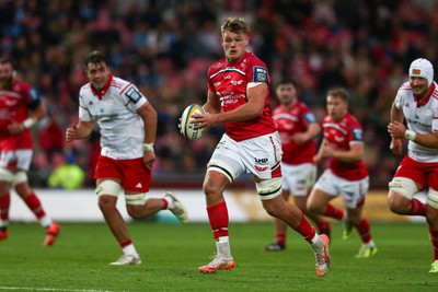 270925 - Scarlets v Munster - United Rugby Championship - Taine Plumtree of Scarlets makes a break
