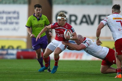 270925 - Scarlets v Munster - United Rugby Championship - Blair Murray of Scarlets looks for a gap