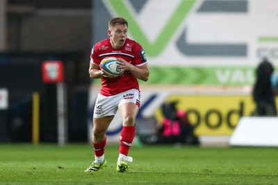 270925 - Scarlets v Munster - United Rugby Championship - Sam Costelow of Scarlets