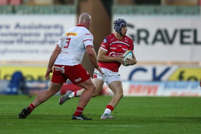 270925 - Scarlets v Munster - United Rugby Championship - Tom Rogers of Scarlets looks for a gap
