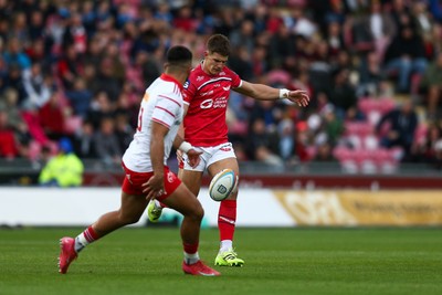 270925 - Scarlets v Munster - United Rugby Championship - Joe Hawkins of Scarlets kicks the ball