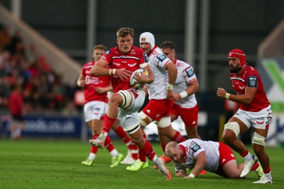 270925 - Scarlets v Munster - United Rugby Championship - Taine Plumtree of Scarlets makes a break