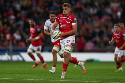 270925 - Scarlets v Munster - United Rugby Championship - Taine Plumtree of Scarlets makes a break