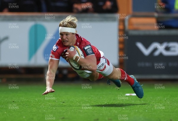 270925 - Scarlets v Munster, United Rugby Championship - Blair Murray of Scarlets races in to score try