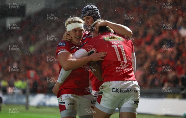 270925 - Scarlets v Munster, United Rugby Championship - Ellis Mee of Scarlets is congratulated by Blair Murray of Scarlets after scoring try