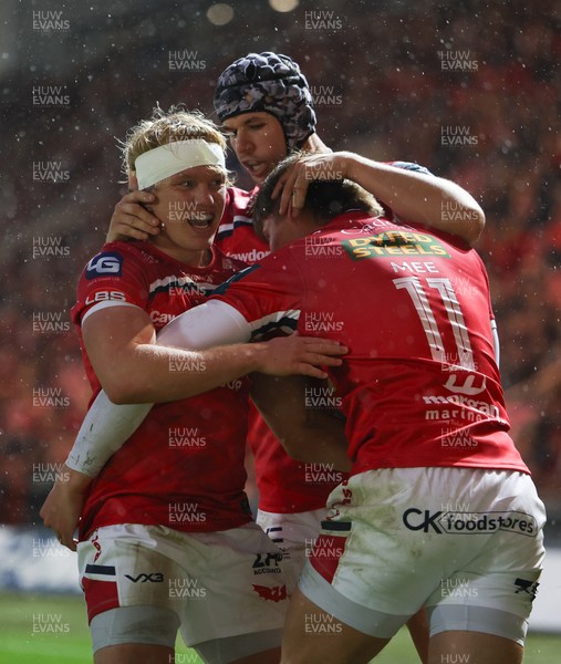 270925 - Scarlets v Munster, United Rugby Championship - Ellis Mee of Scarlets is congratulated by Blair Murray of Scarlets after scoring try