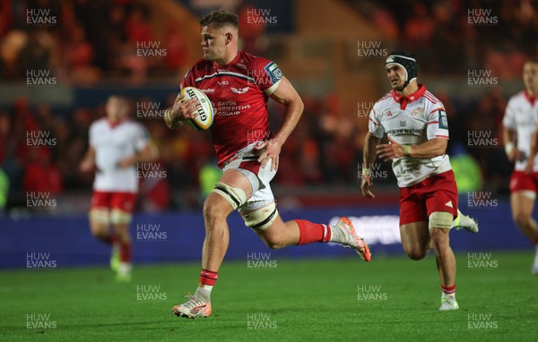 270925 - Scarlets v Munster, United Rugby Championship -Taine Plumtree of Scarlets races in to score try