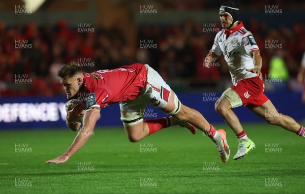 270925 - Scarlets v Munster, United Rugby Championship -Taine Plumtree of Scarlets races in to score try