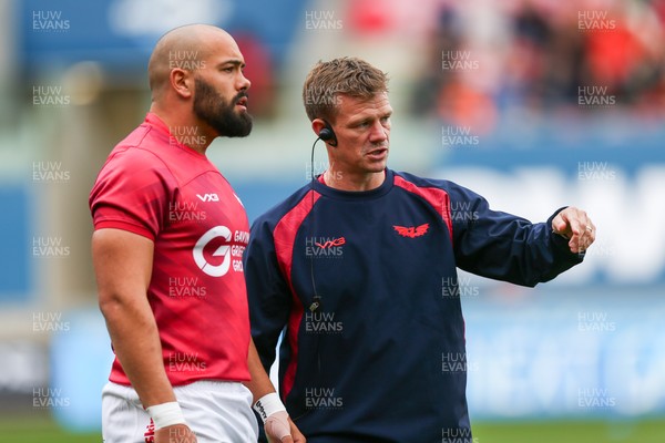 270925 - Scarlets v Munster - United Rugby Championship - Scarlets head coach Dwayne Peel talks with Josh Macleod of Scarlets during the warm up