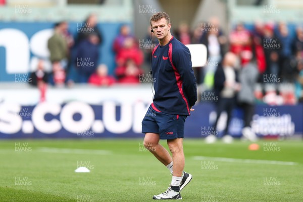 270925 - Scarlets v Munster - United Rugby Championship - Scarlets head coach Dwayne Peel during the warm up