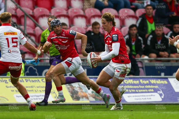 270925 - Scarlets v Munster - United Rugby Championship - Ellis Mee of Scarlets