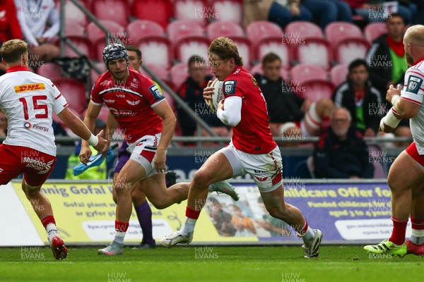 270925 - Scarlets v Munster - United Rugby Championship - Ellis Mee of Scarlets