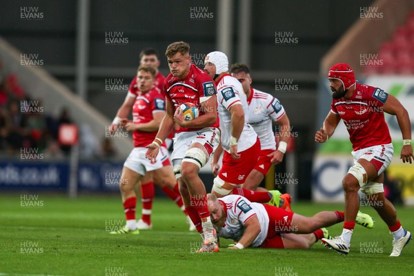 270925 - Scarlets v Munster - United Rugby Championship - Taine Plumtree of Scarlets makes a break