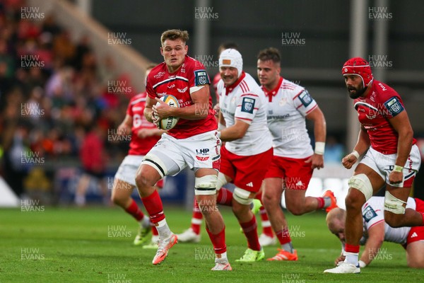 270925 - Scarlets v Munster - United Rugby Championship - Taine Plumtree of Scarlets makes a break