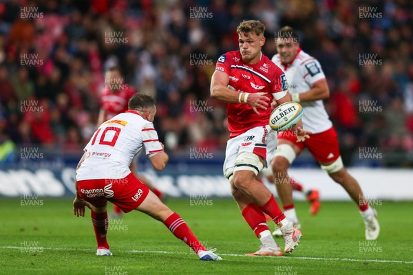 270925 - Scarlets v Munster - United Rugby Championship - Taine Plumtree of Scarlets makes a break