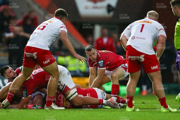 270925 - Scarlets v Munster - United Rugby Championship - Gareth Davies of Scarlets