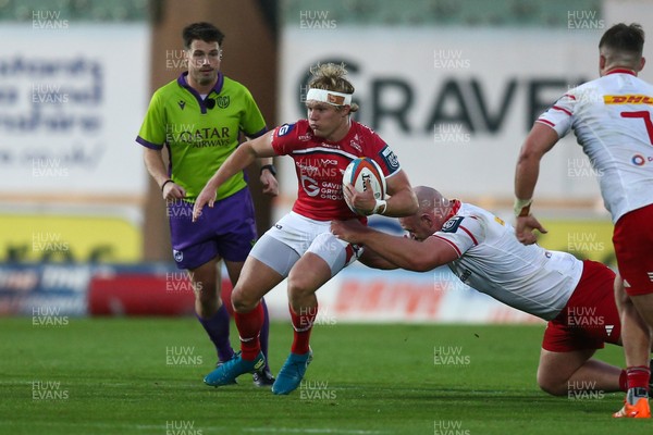 270925 - Scarlets v Munster - United Rugby Championship - Blair Murray of Scarlets looks for a gap