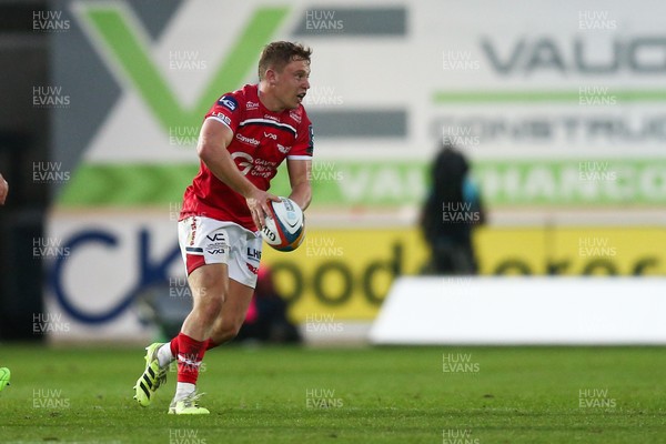 270925 - Scarlets v Munster - United Rugby Championship - Sam Costelow of Scarlets