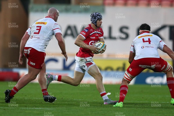 270925 - Scarlets v Munster - United Rugby Championship - Tom Rogers of Scarlets looks for a gap