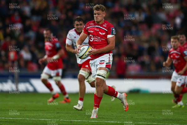 270925 - Scarlets v Munster - United Rugby Championship - Taine Plumtree of Scarlets makes a break
